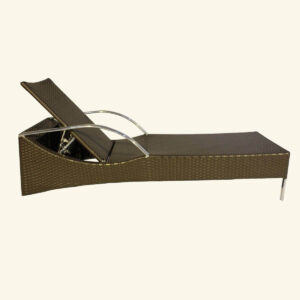 Espreguiçadeira Faustão, estrutura de alumínio e revestida com fibra sintética.